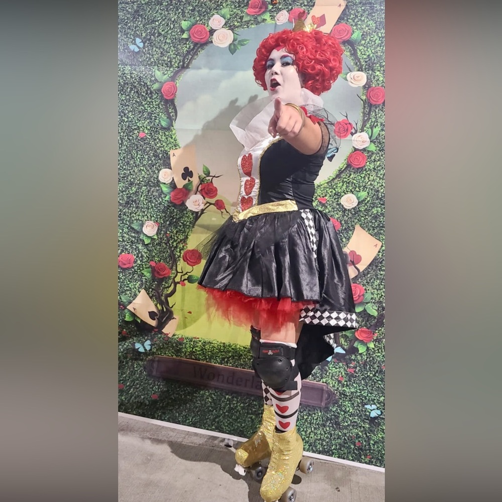 The Queen of Hearts/ The Red Queen Women’s Costume - Picture 13 of 14